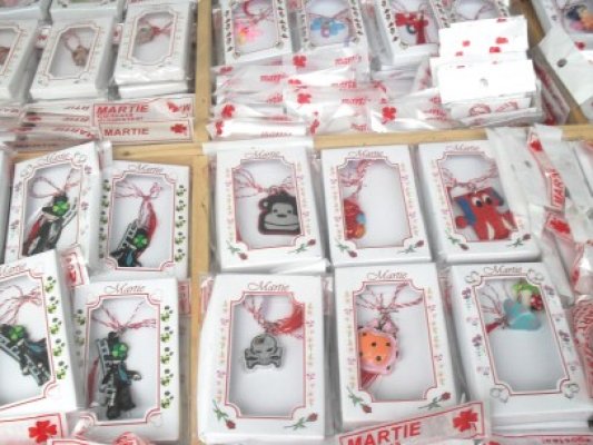 Comercianţii de mărţişoare îşi vor face apariţia la tabere! Iată cât plătesc pentru spaţiu